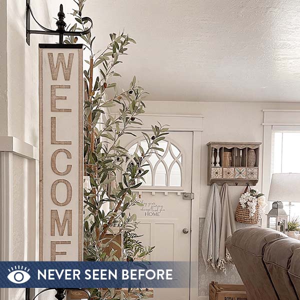 Classic Hanging Welcome Sign with Bracket