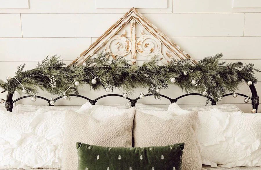 Chippy White Wall Medallion