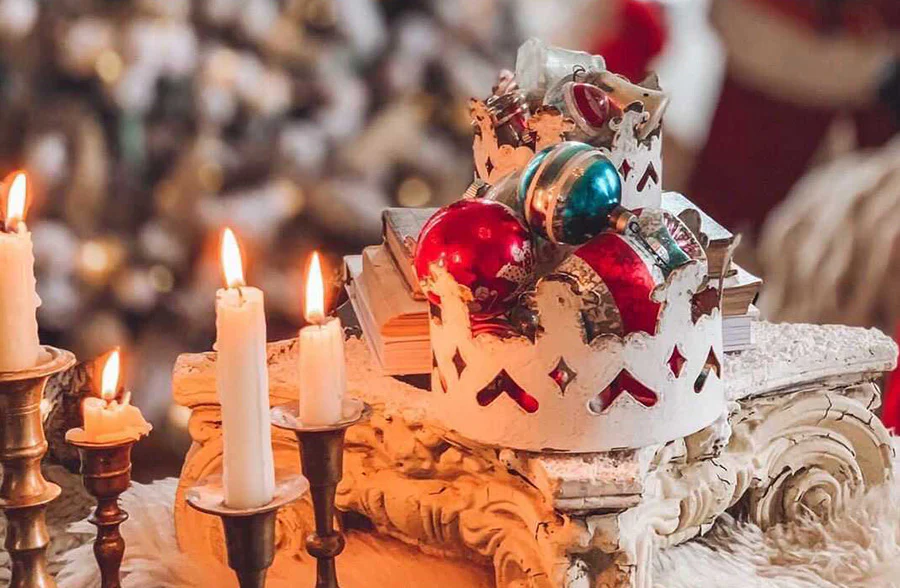 Distressed Metal Crown Decor, Set of 2